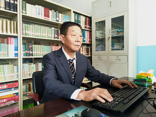 毛伯义简介照片.jpg