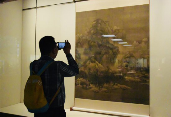观众在天津博物馆参观拍摄《雪景寒林图》的仿真复制品（4月26日摄）.jpg
