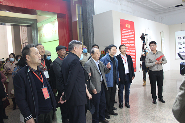 领导现场参观展览.jpg